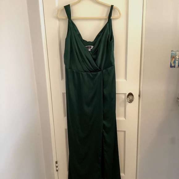 David’s Bridal: Juniper Green Satin Dress Size 18. - Picture 1 of 7